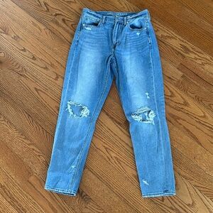 Size 6 American Eagle distressed Mom Jean